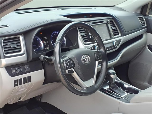 Used 2019 Toyota Highlander XLE image 8