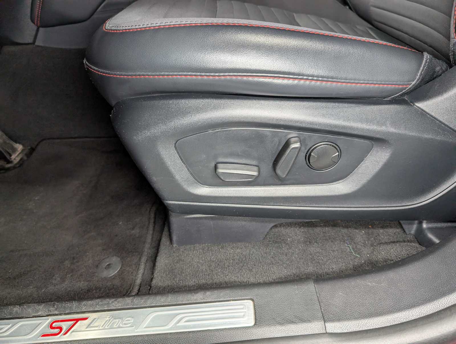 Used 2025 Ford Explorer ST-Line w/ ST-Line Street Pack AWD/4WD image 38