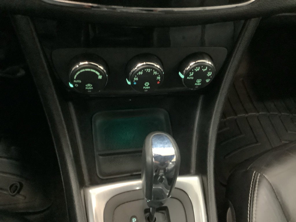 Used 2013 Chrysler 200 Limited image 21