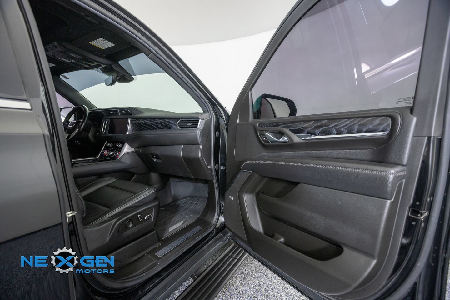 Used 2023 GMC Yukon Denali w/ Advanced Technology Package AWD/4WD image 40