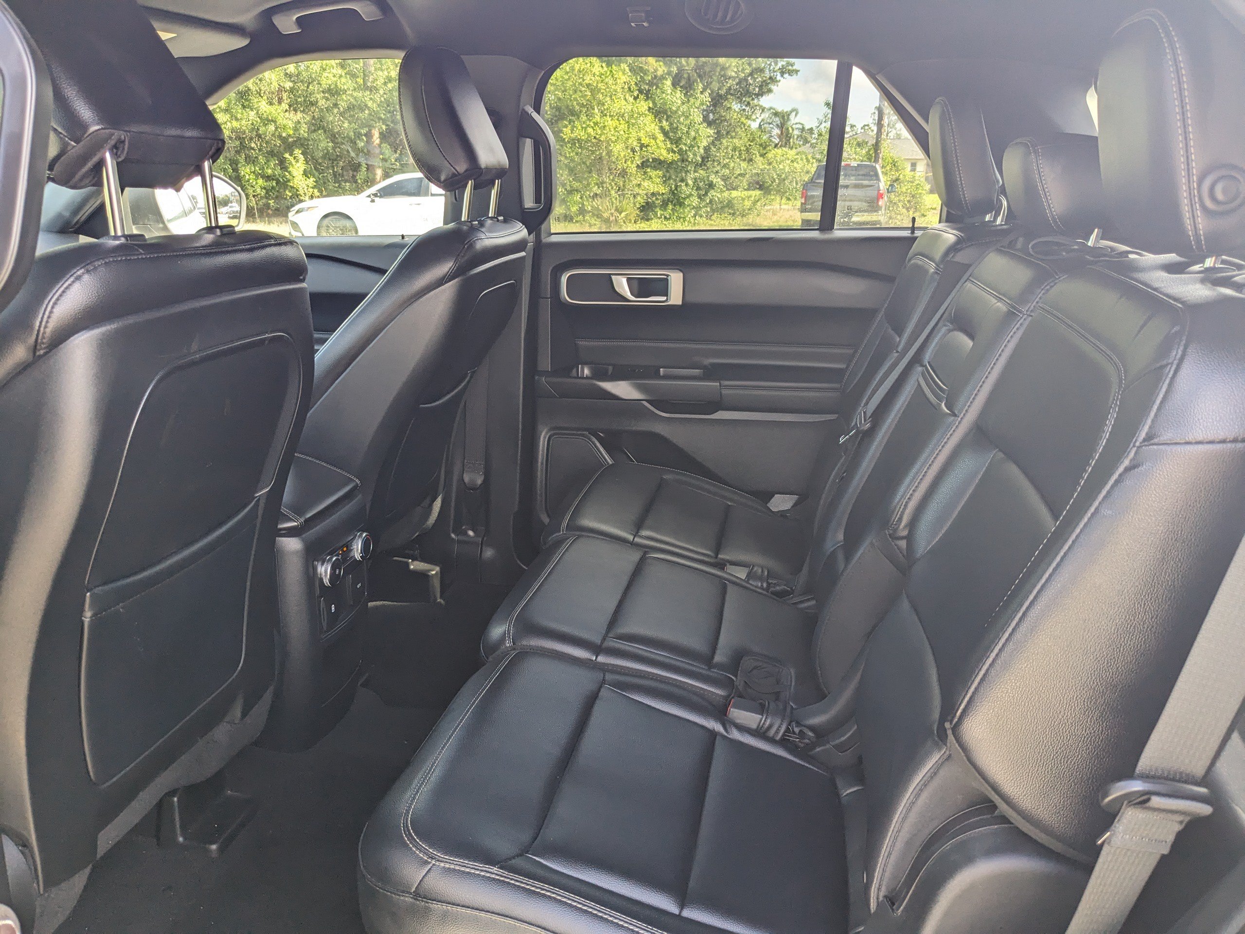 Used 2020 Ford Explorer XLT w/ Equipment Group 202A RWD image 11