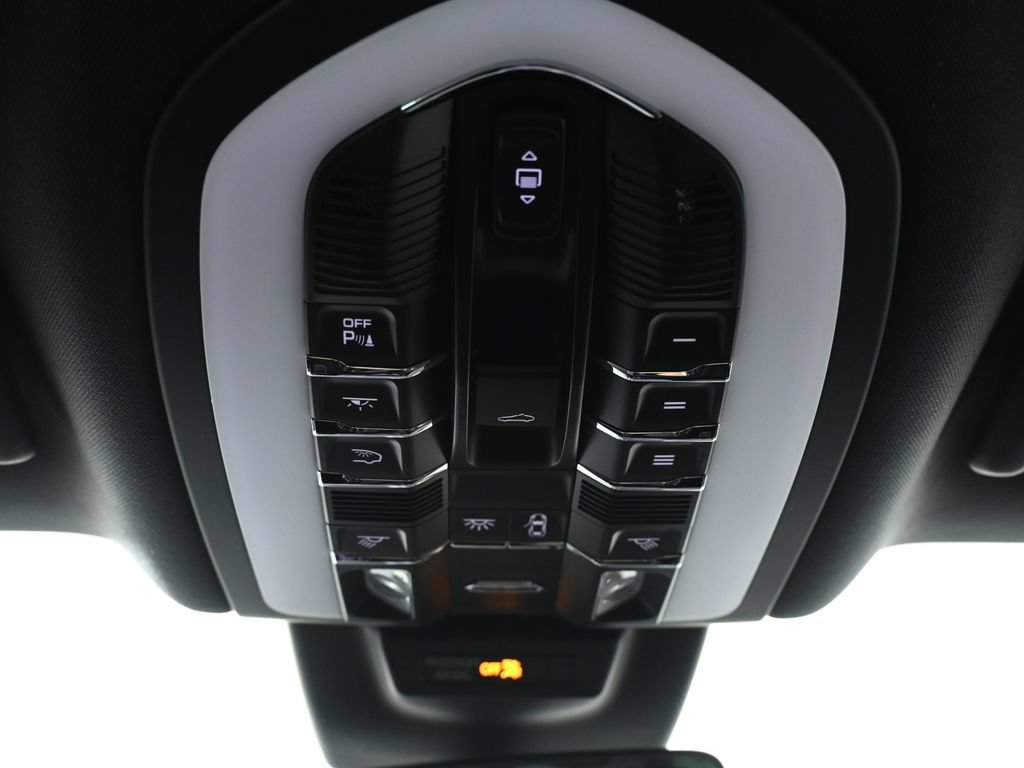 Used 2026 Porsche Macan AWD/4WD image 21