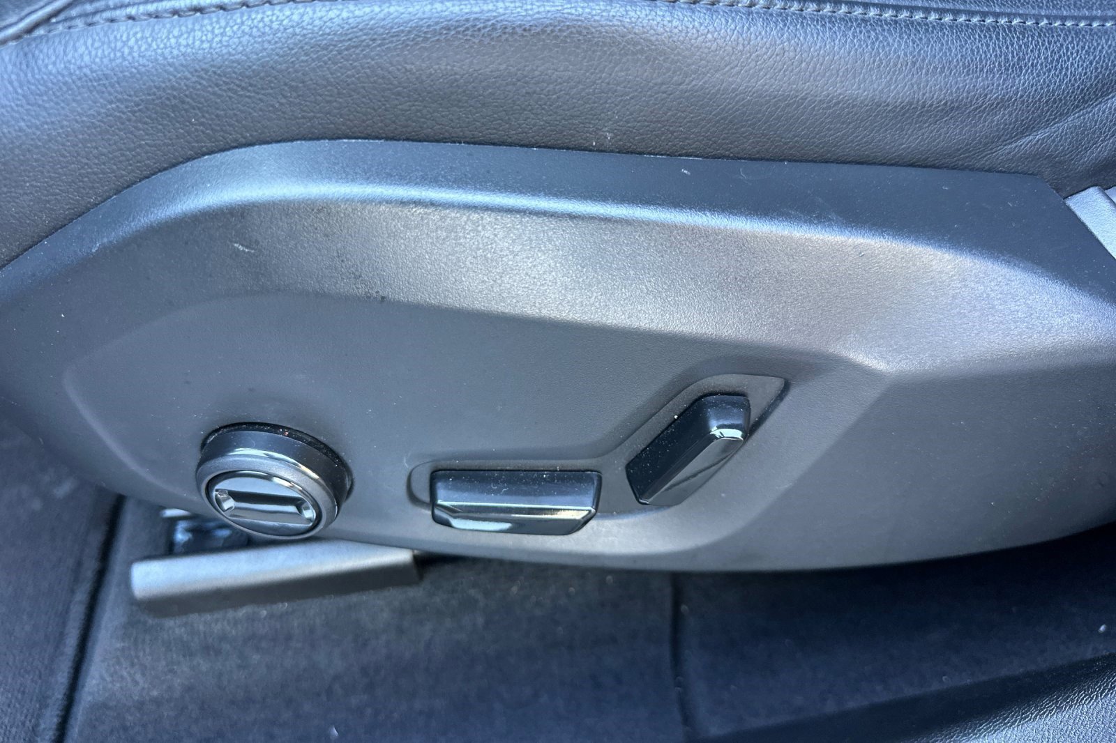 Used 2025 Volvo XC60 B5 Core image 14