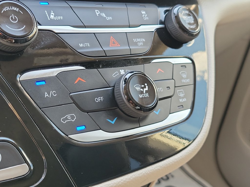 Used 2024 Chrysler Pacifica Limited FWD image 31