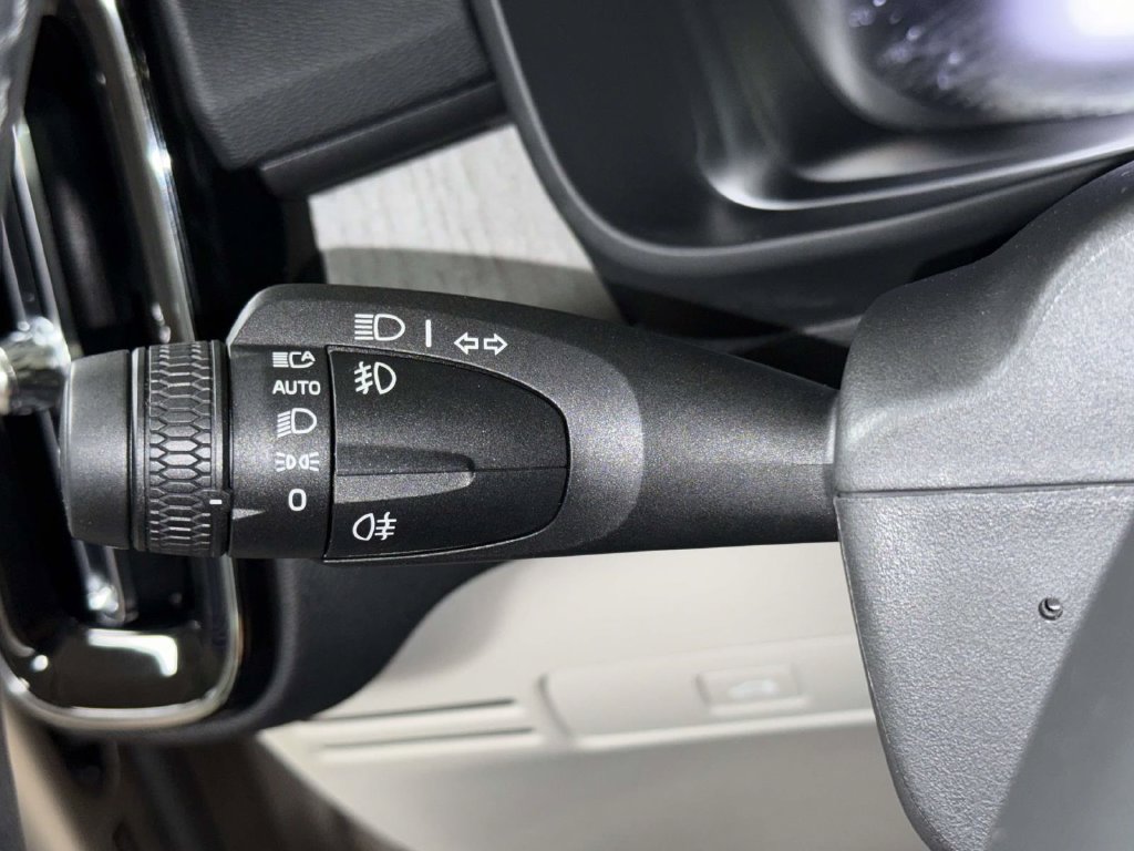 Used 2024 Volvo XC40 B5 Plus AWD/4WD image 29