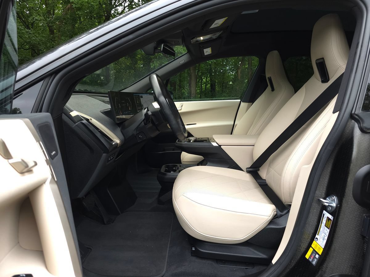 Used 2024 BMW iX xDrive50 w/ Sport Package AWD/4WD image 10