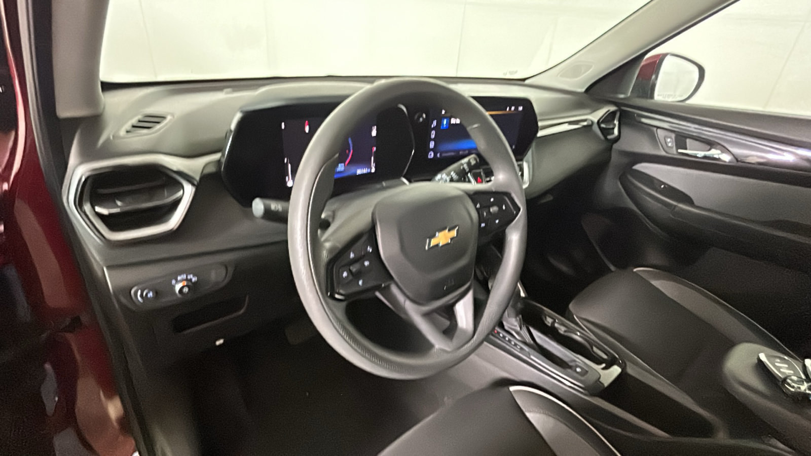 Used 2025 Chevrolet TrailBlazer LT AWD/4WD image 16