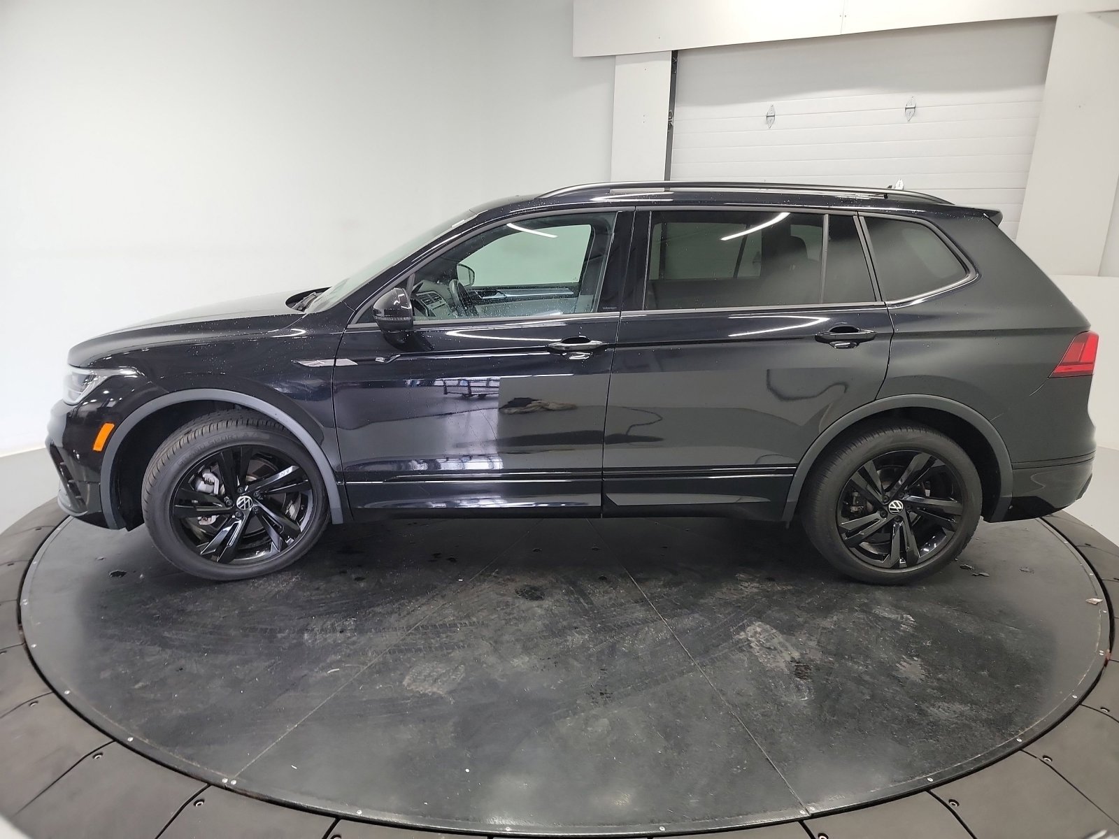Used 2023 Volkswagen Tiguan SE R-Line AWD/4WD image 4