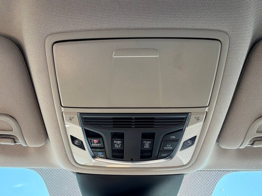 Used 2023 Acura MDX SH-AWD image 32