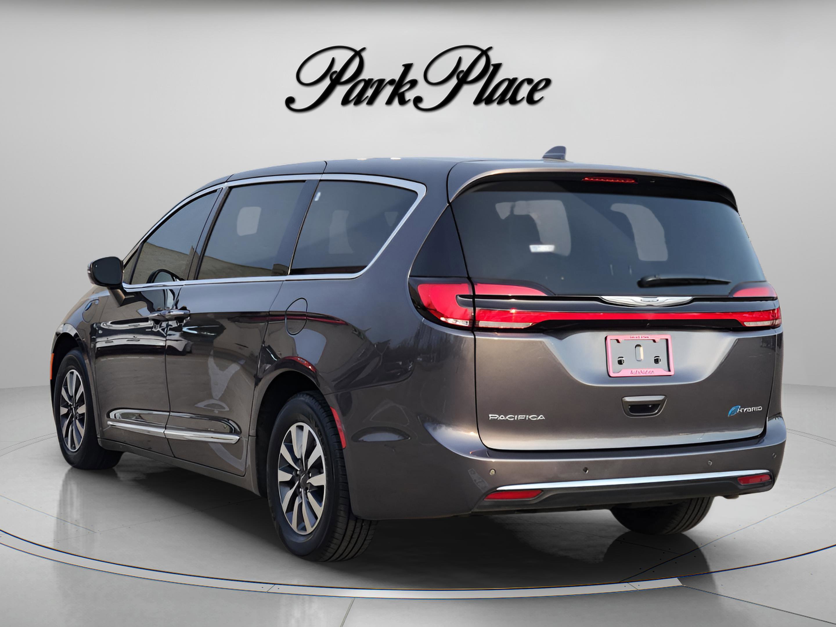 Used 2022 Chrysler Pacifica Limited image 3