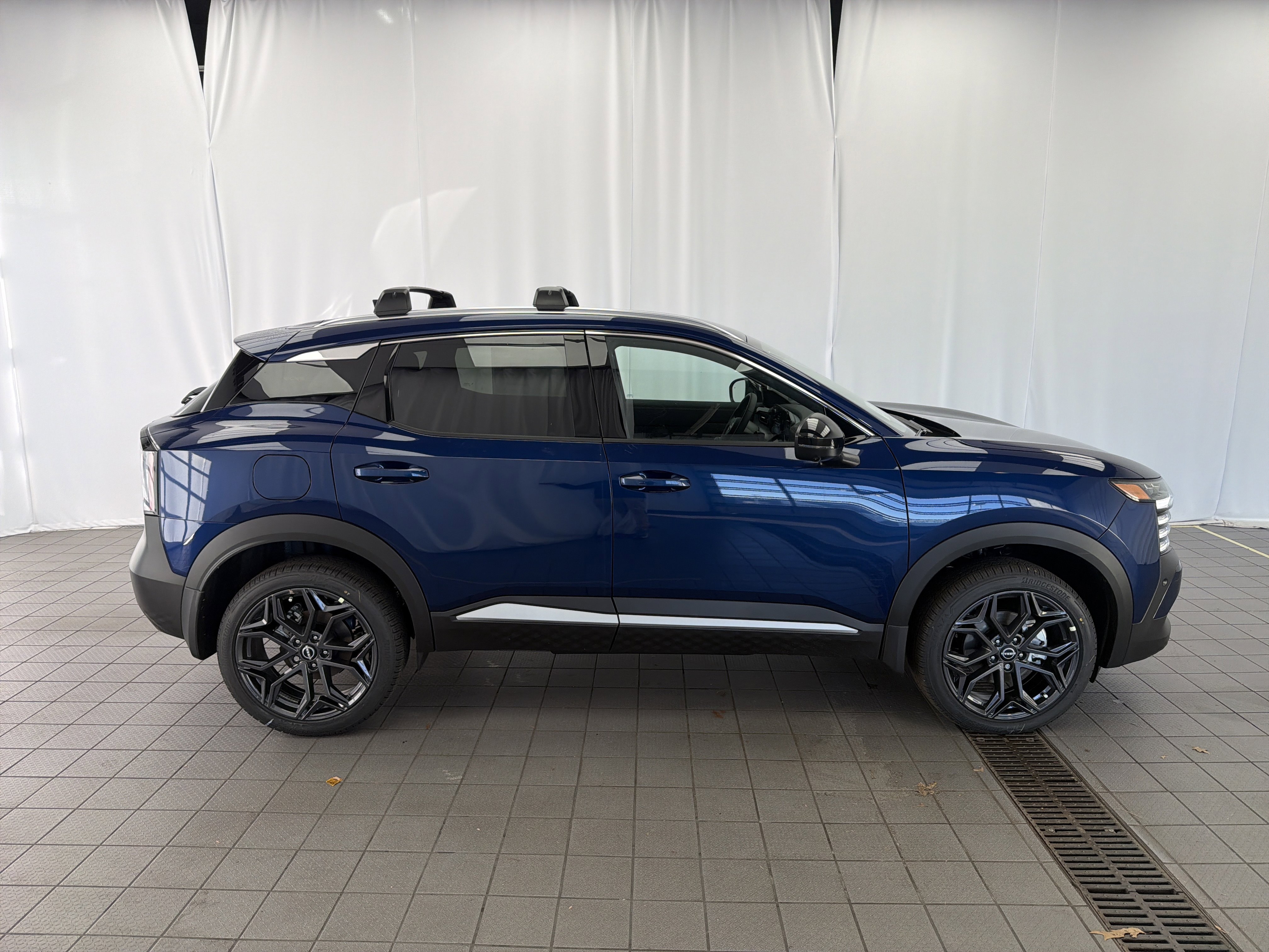 New 2026 Nissan Kicks SR w/ Illumination Package FWD image 4