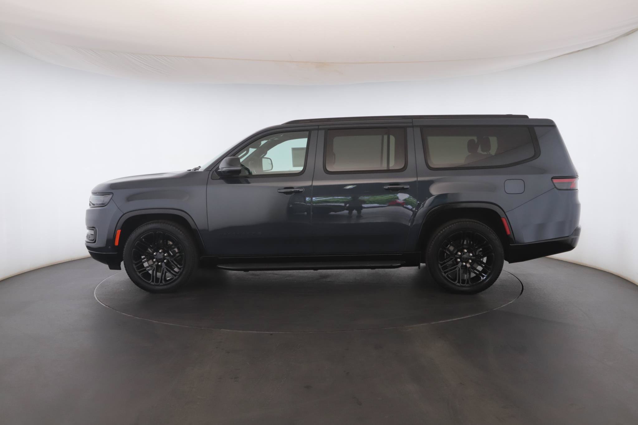 Used 2025 Jeep Wagoneer L Series II w/ Premium Group I AWD/4WD image 24