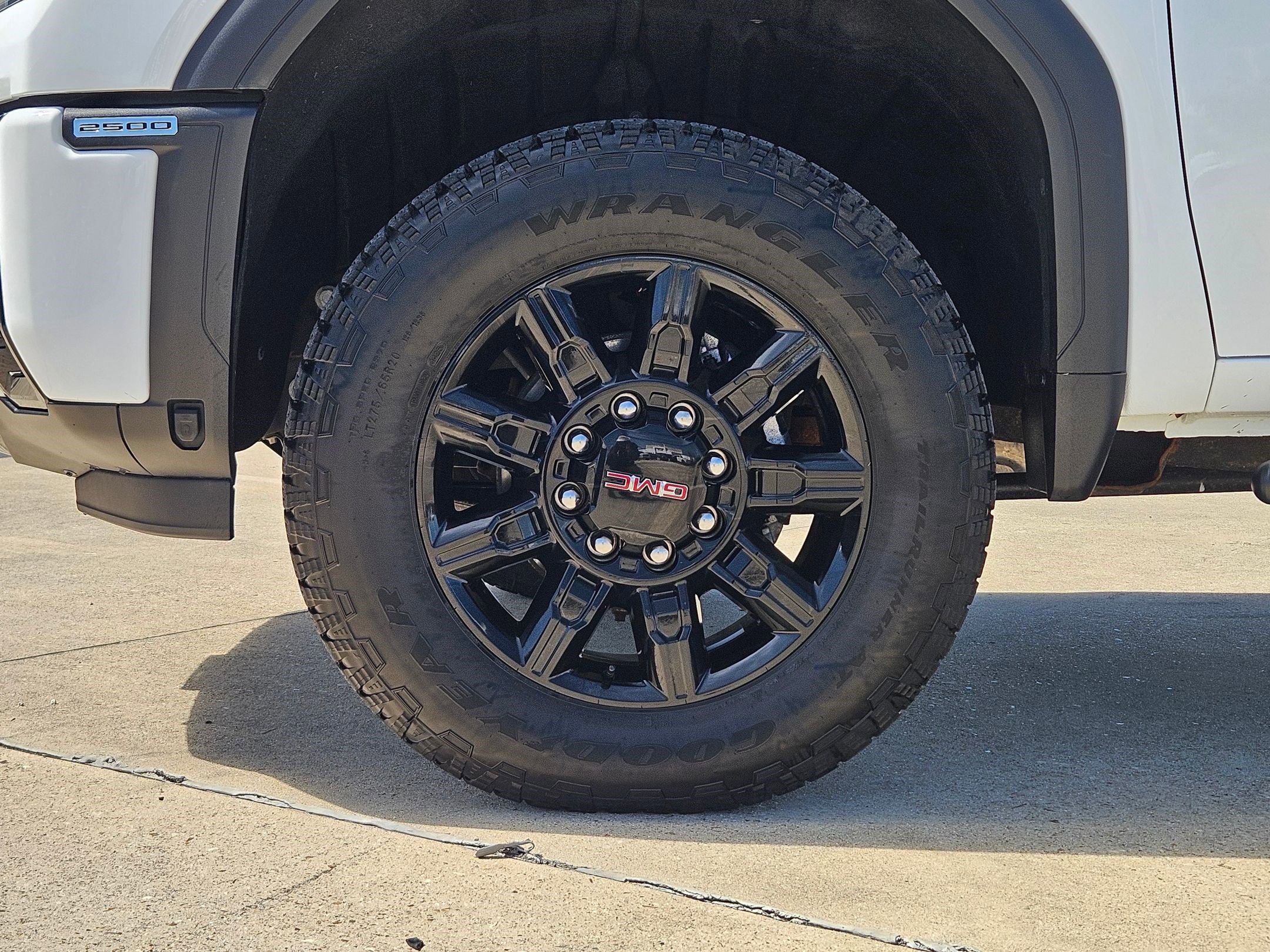 Used 2025 GMC Sierra 2500 AT4 image 11