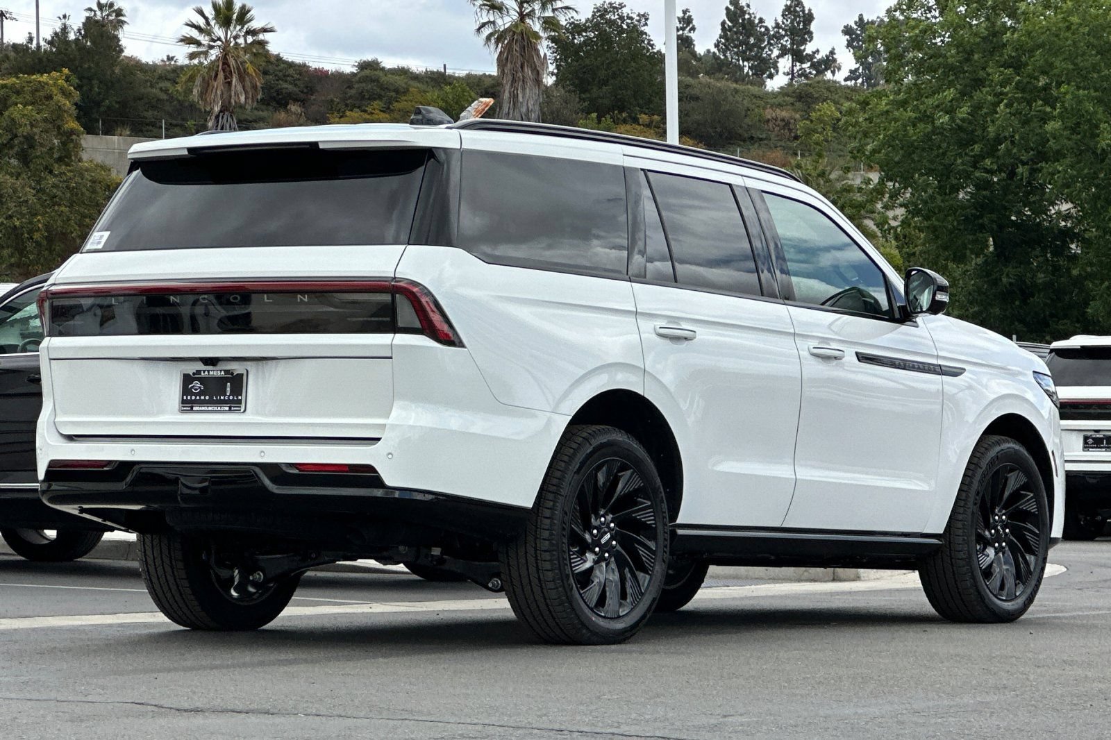 New 2026 Lincoln Navigator Reserve w/ Jet Appearance Package AWD/4WD image 3