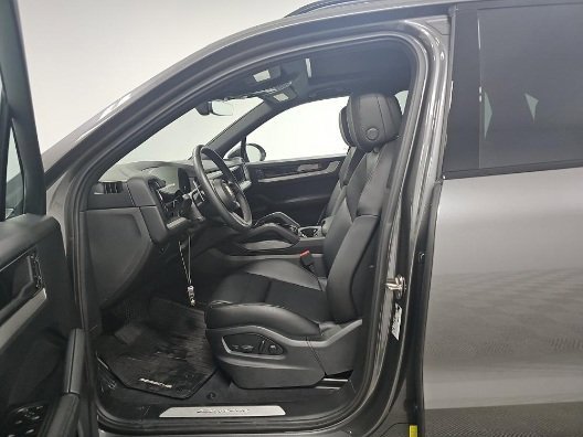 Used 2025 Porsche Cayenne image 2