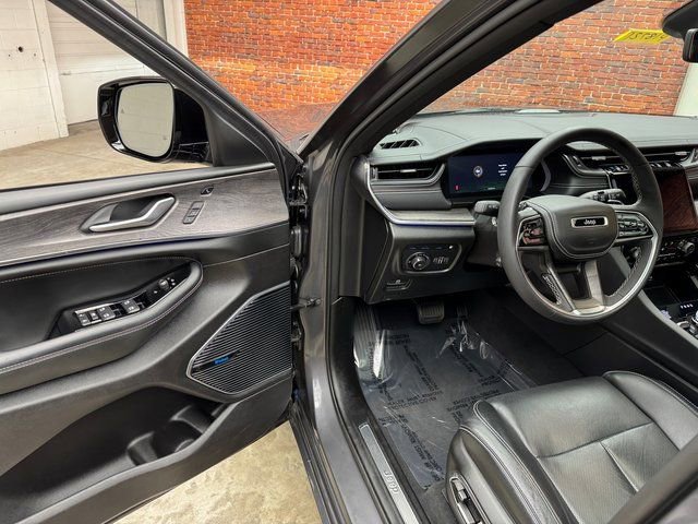 Used 2024 Jeep Grand Cherokee Overland w/ Luxury Tech Group IV image 9