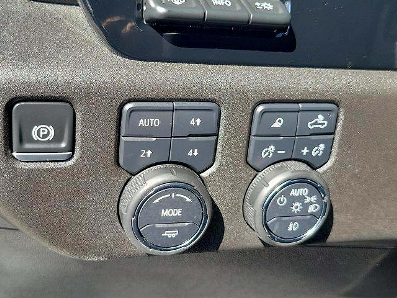 Used 2024 Chevrolet Silverado 2500 High Country w/ High Country Premium Package AWD/4WD image 33