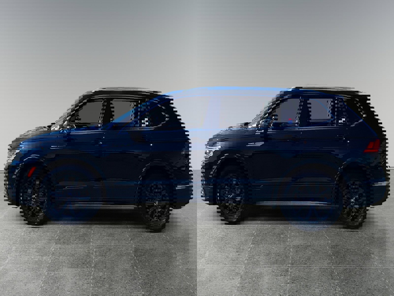 Used 2024 Volkswagen Tiguan SE image 2