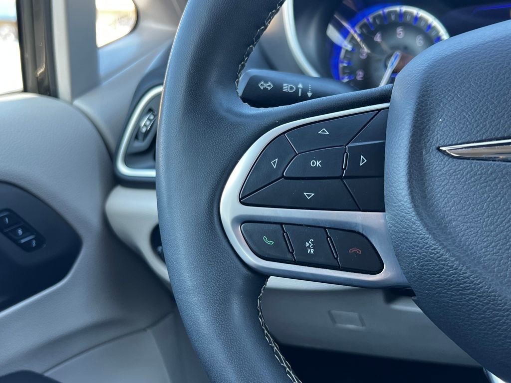 Used 2024 Chrysler Pacifica Touring-L image 26