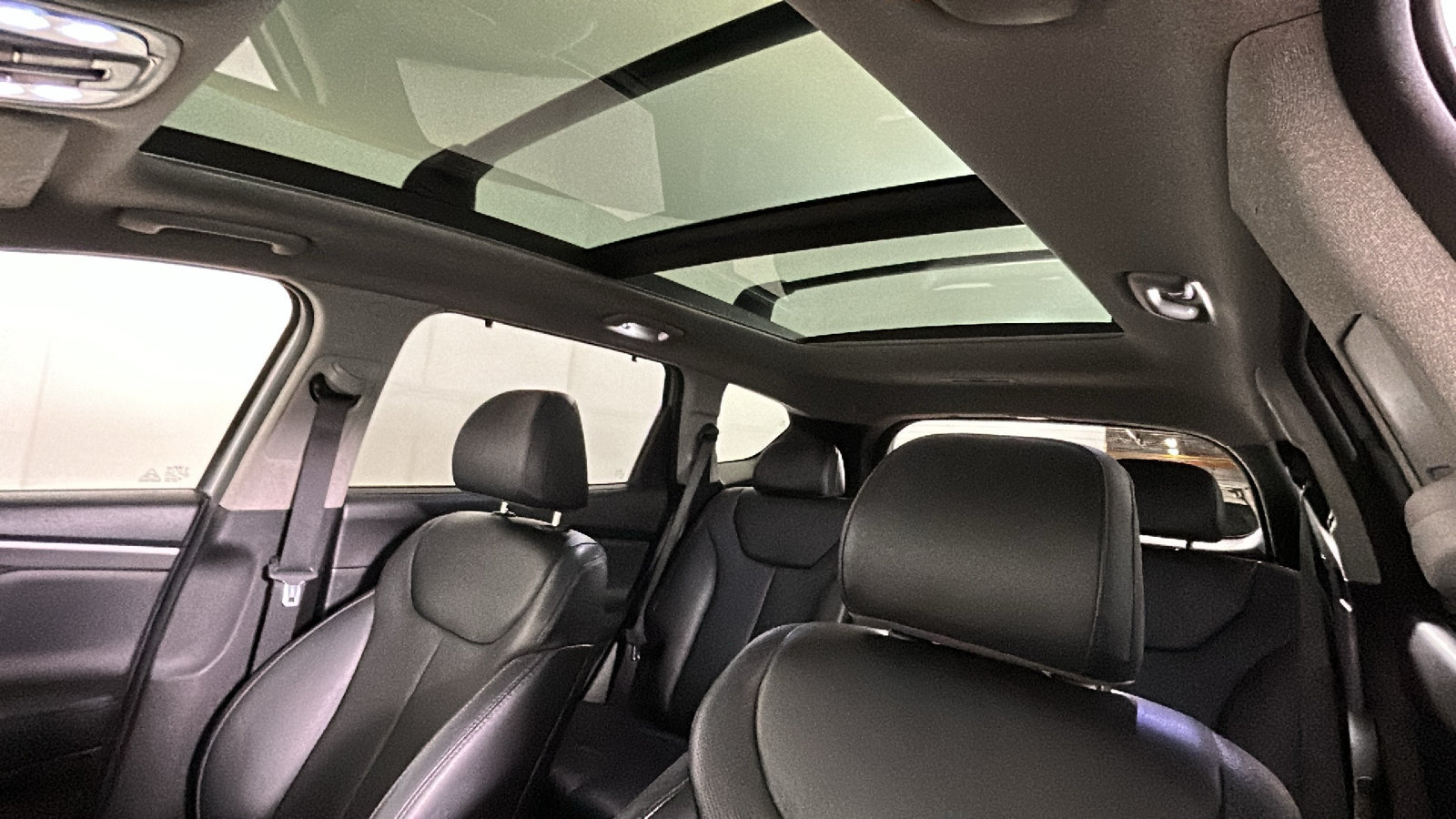 Used 2020 Hyundai Santa Fe Limited AWD/4WD image 16