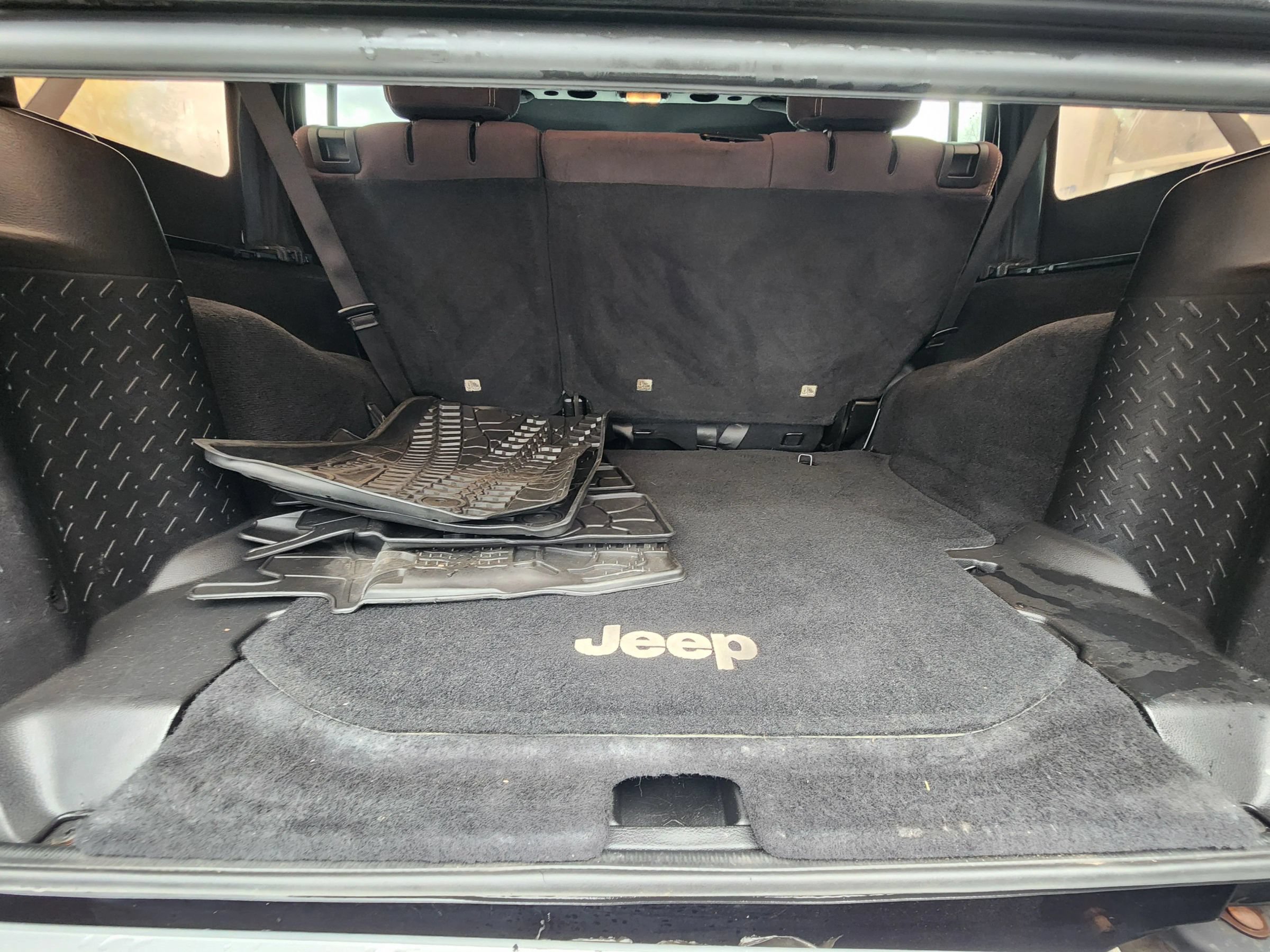 Used 2015 Jeep Wrangler Unlimited Sahara w/ Connectivity Group AWD/4WD image 42