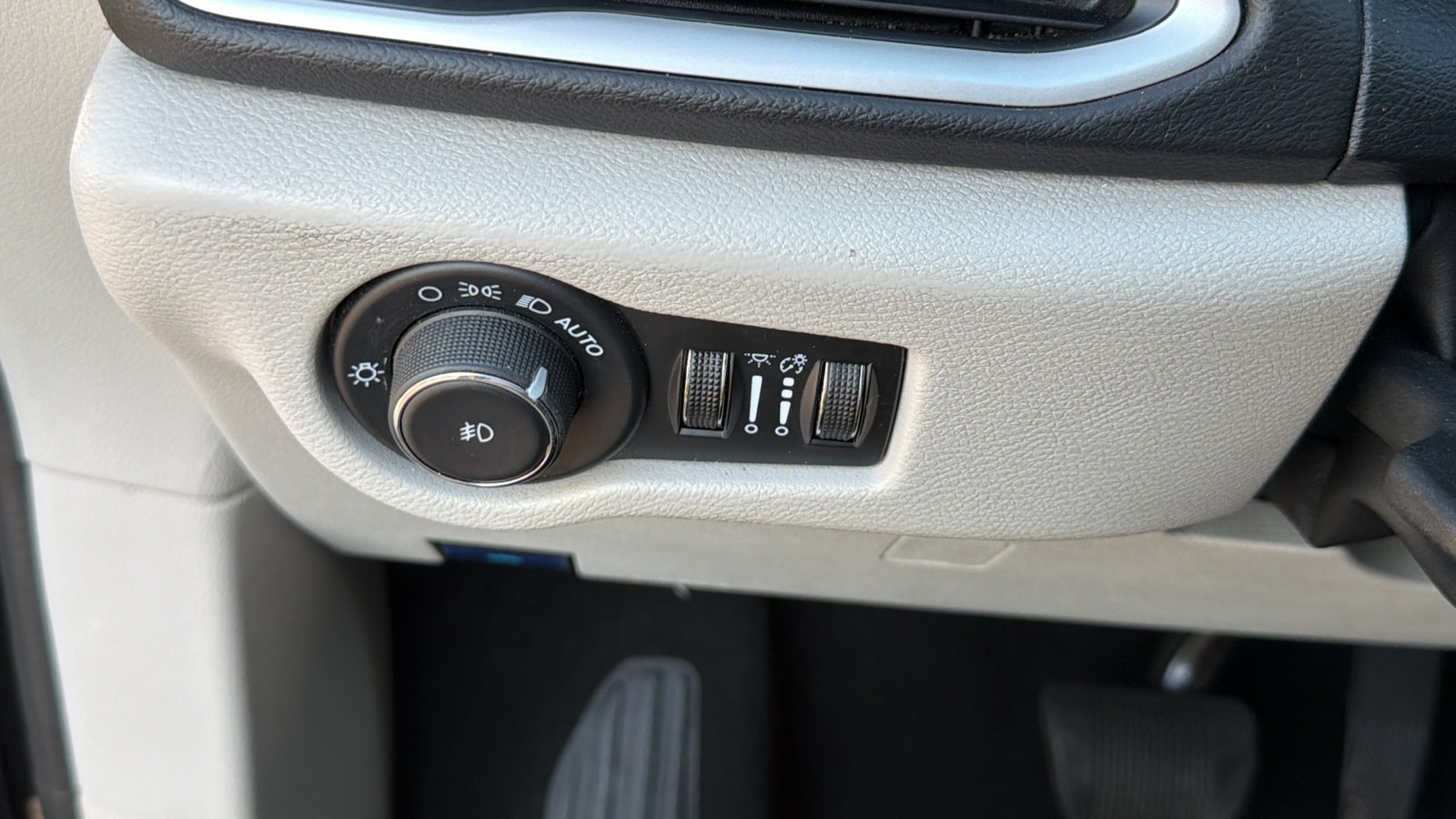Used 2024 Chrysler Pacifica Touring-L FWD image 25