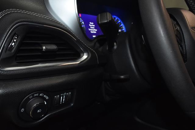 Certified 2025 Chrysler Pacifica Limited image 29