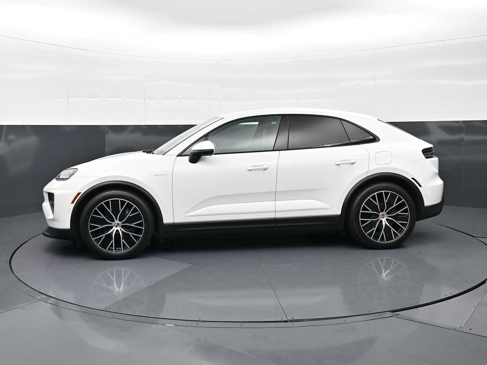 Certified 2025 Porsche Macan Electric RWD image 2