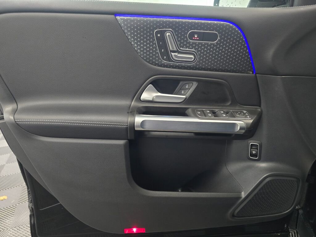 Used 2025 Mercedes-Benz GLB 250 4MATIC image 32