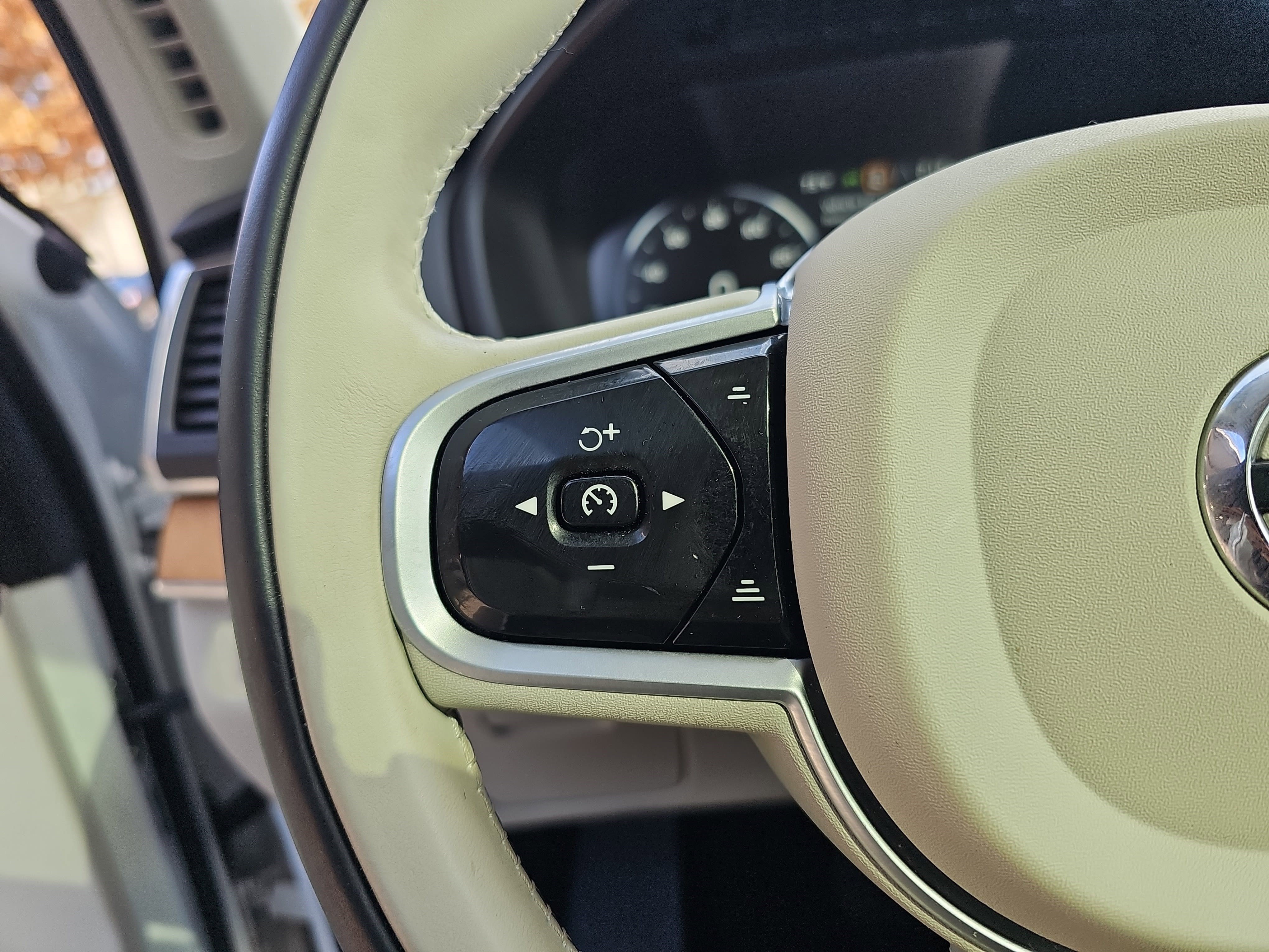 Used 2022 Volvo XC90 T6 Momentum w/ Climate Package image 17