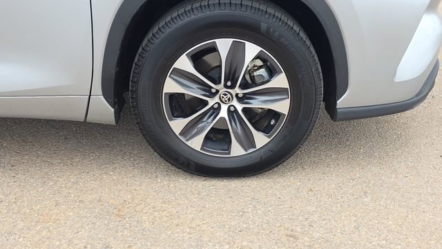 Used 2021 Toyota Highlander XLE image 32