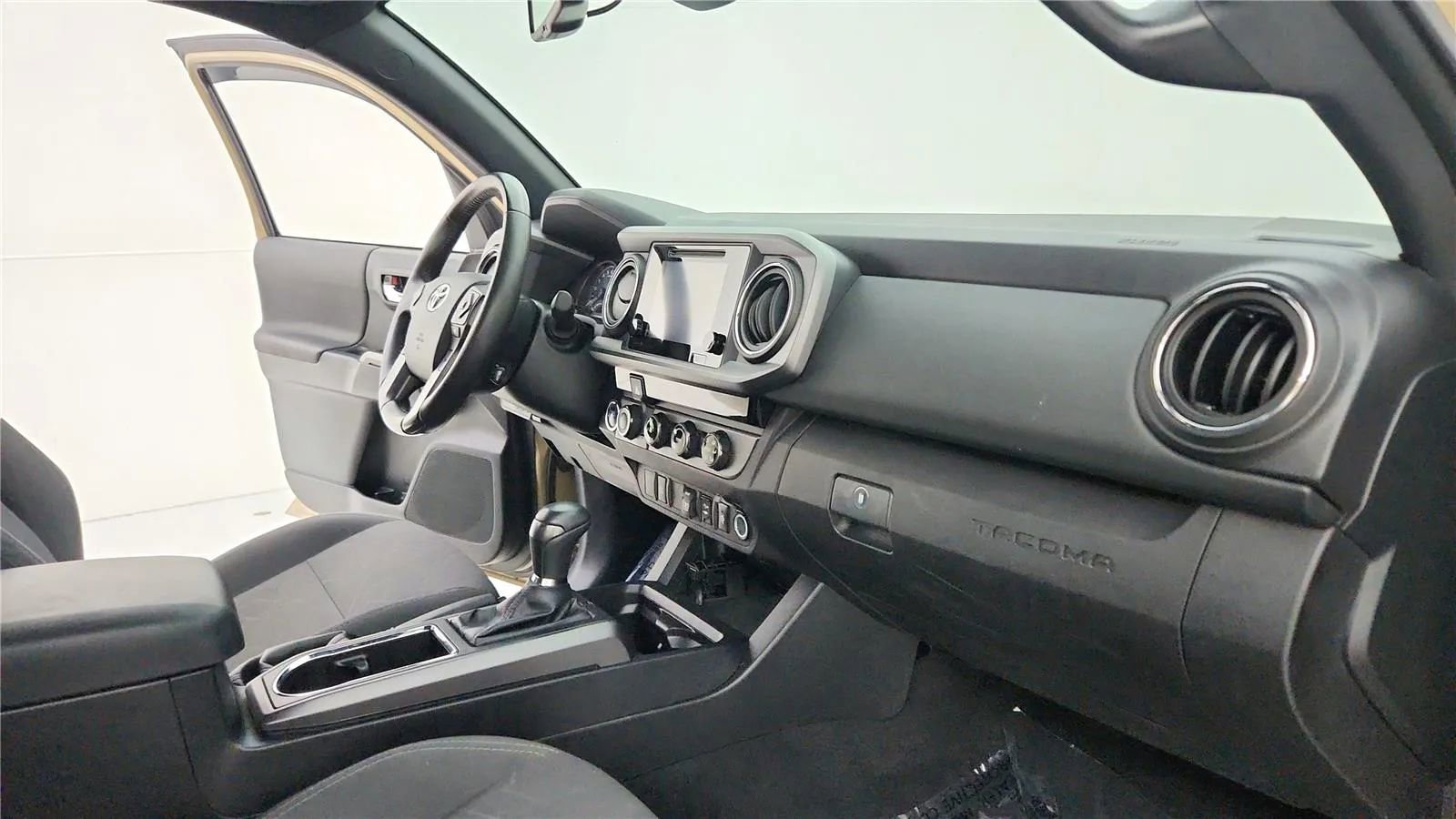 Used 2018 Toyota Tacoma TRD Off-Road AWD/4WD image 44