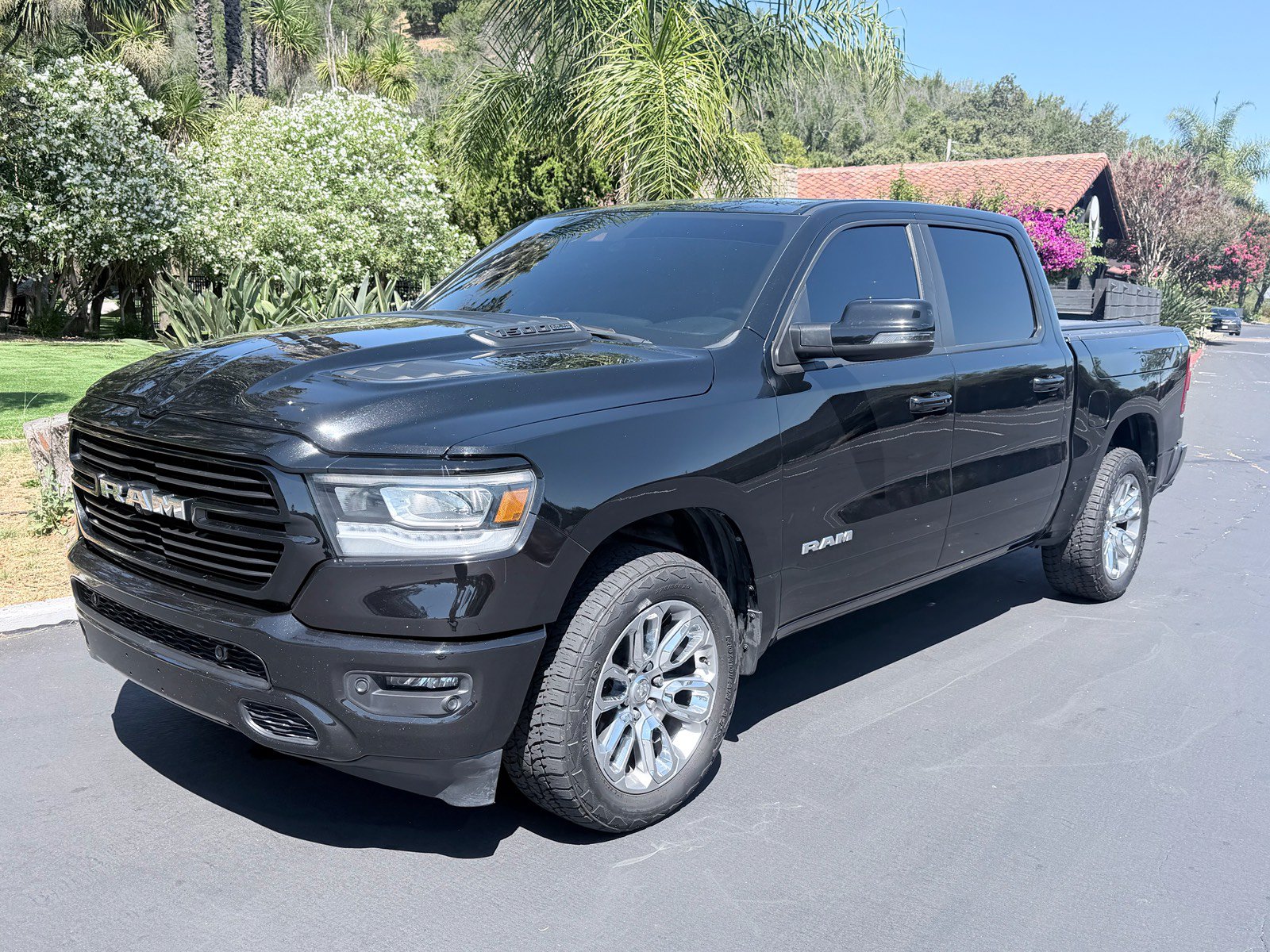 Used 2023 RAM 1500 Laramie AWD/4WD image 1