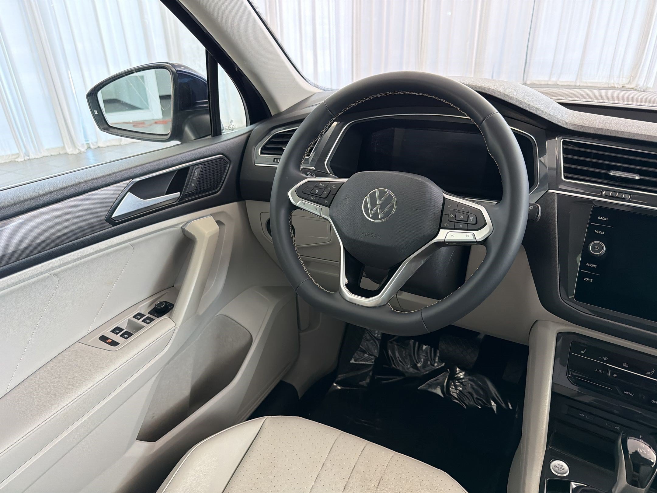Used 2023 Volkswagen Tiguan SE w/ Panoramic Sunroof Package AWD/4WD image 27