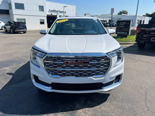 Used 2024 GMC Terrain Denali w/ Denali Premium Package AWD/4WD image 2