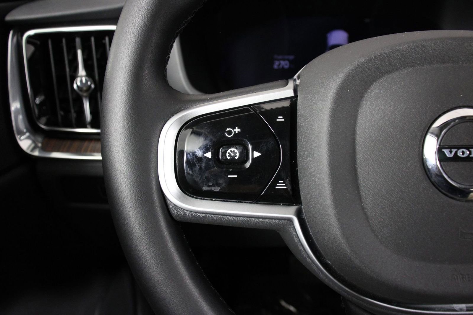 Used 2025 Volvo V60 B5 Cross Country Plus image 10