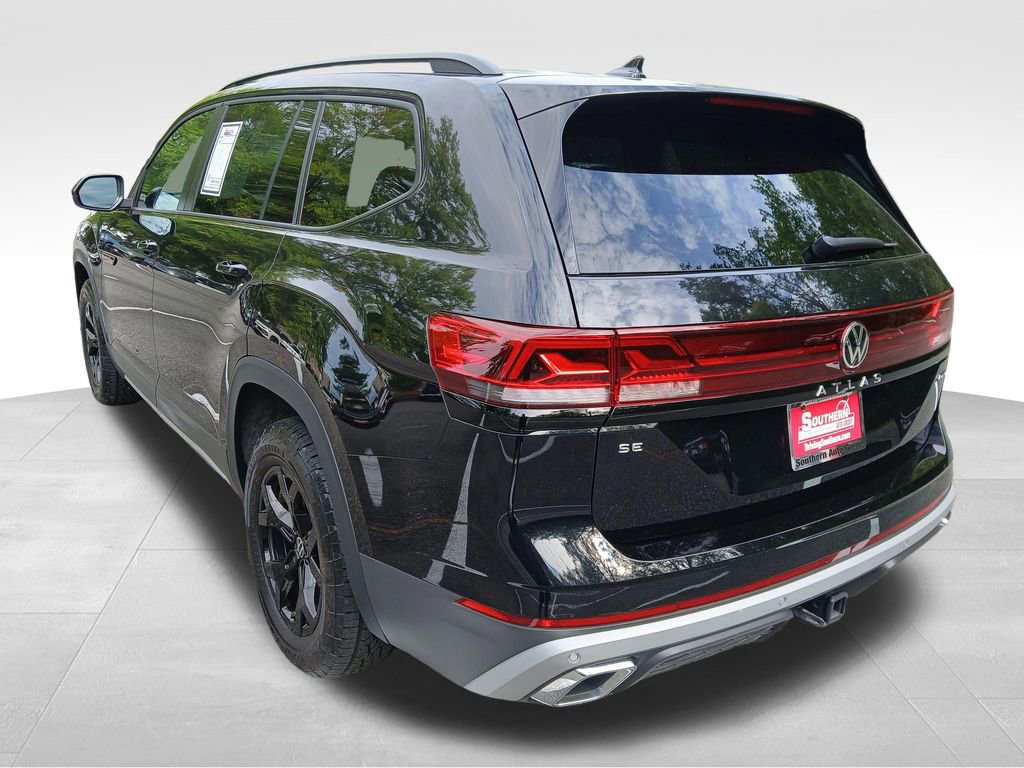 Used 2025 Volkswagen Atlas Peak Edition SE image 3