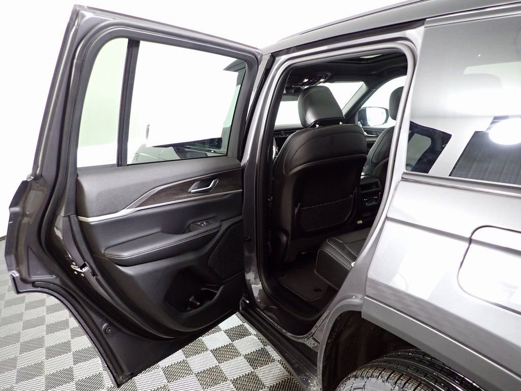 New 2025 Jeep Grand Cherokee Limited image 30