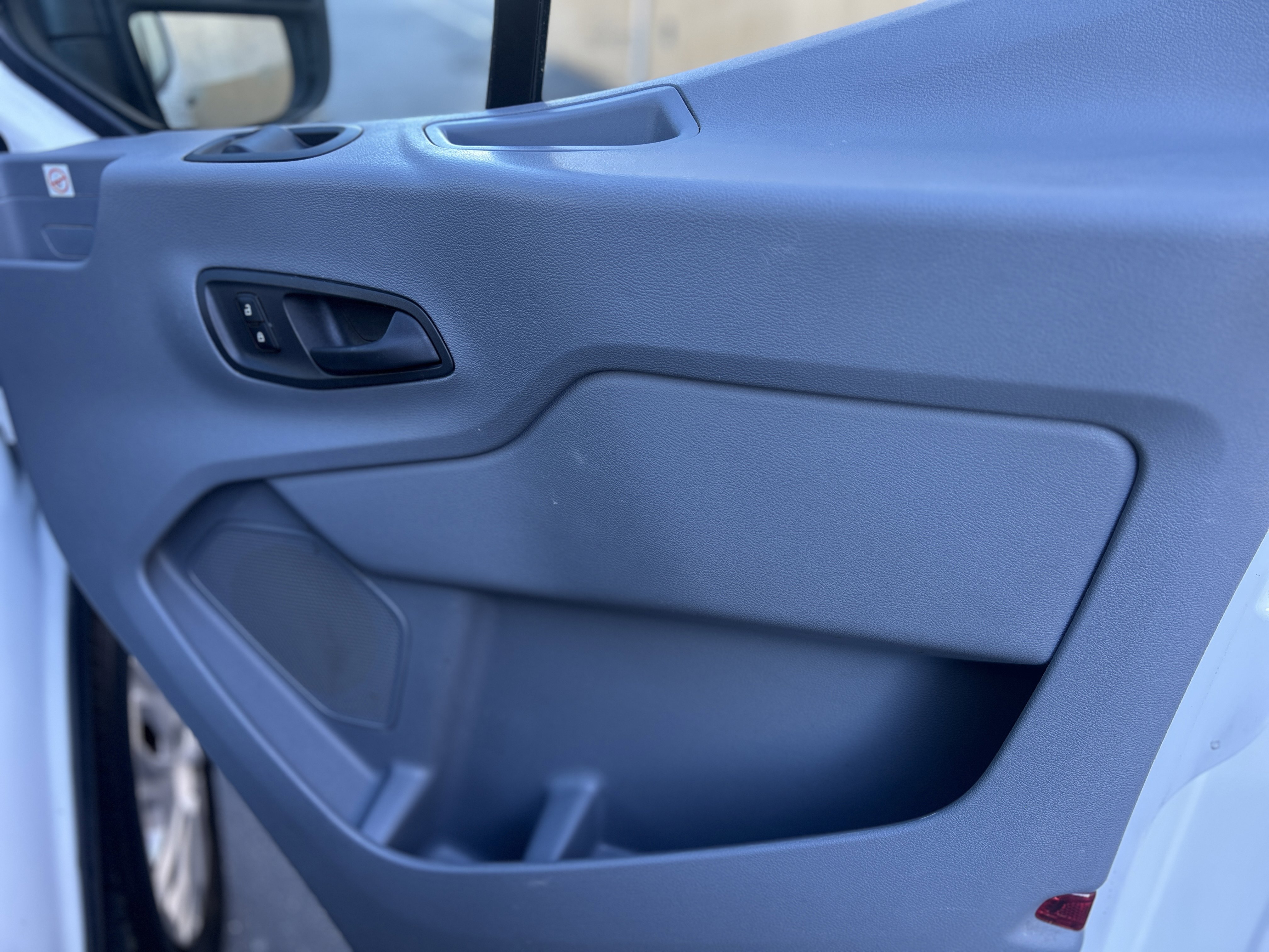 Used 2019 Ford Transit 150 XLT image 7