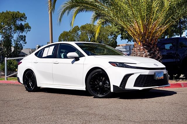Used 2025 Toyota Camry SE FWD image 2