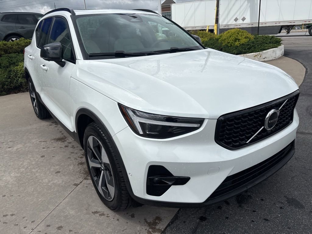 Certified 2026 Volvo XC40 B5 Plus AWD/4WD image 5
