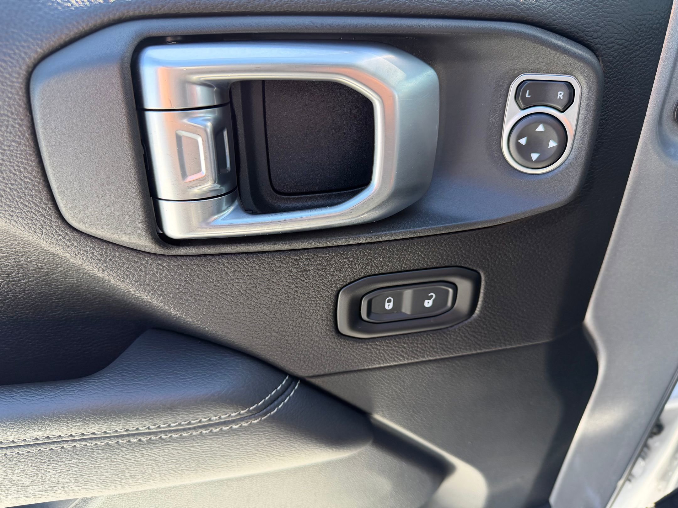 Used 2019 Jeep Wrangler Unlimited Sahara image 20