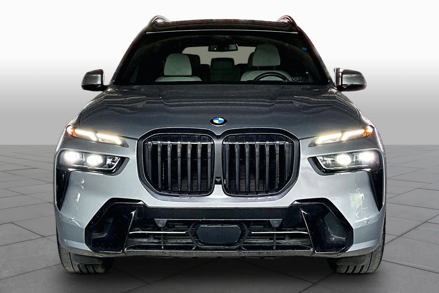 Used 2025 BMW X7 xDrive40i w/ Executive Package image 3