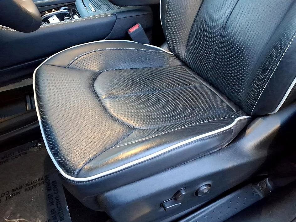 Used 2023 Chrysler Pacifica Limited w/ Uconnect Theater Family Group image 17