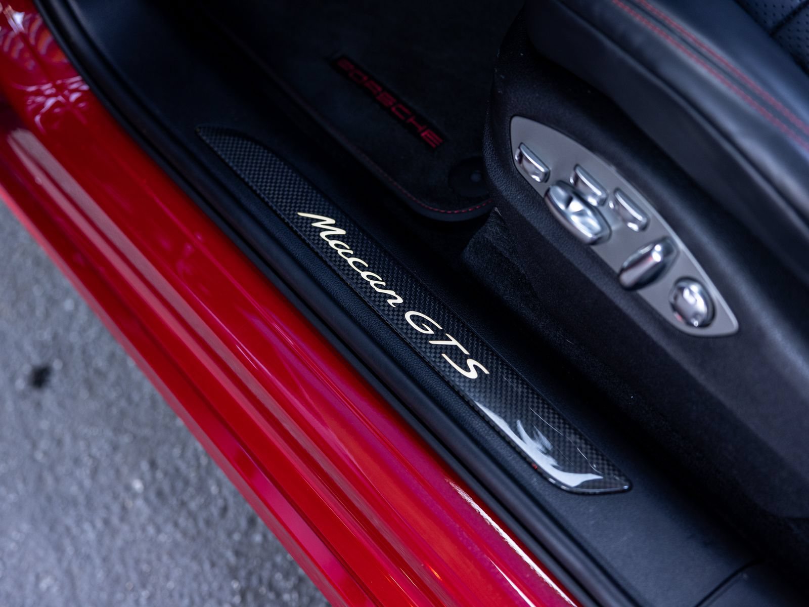Certified 2024 Porsche Macan GTS AWD/4WD image 43
