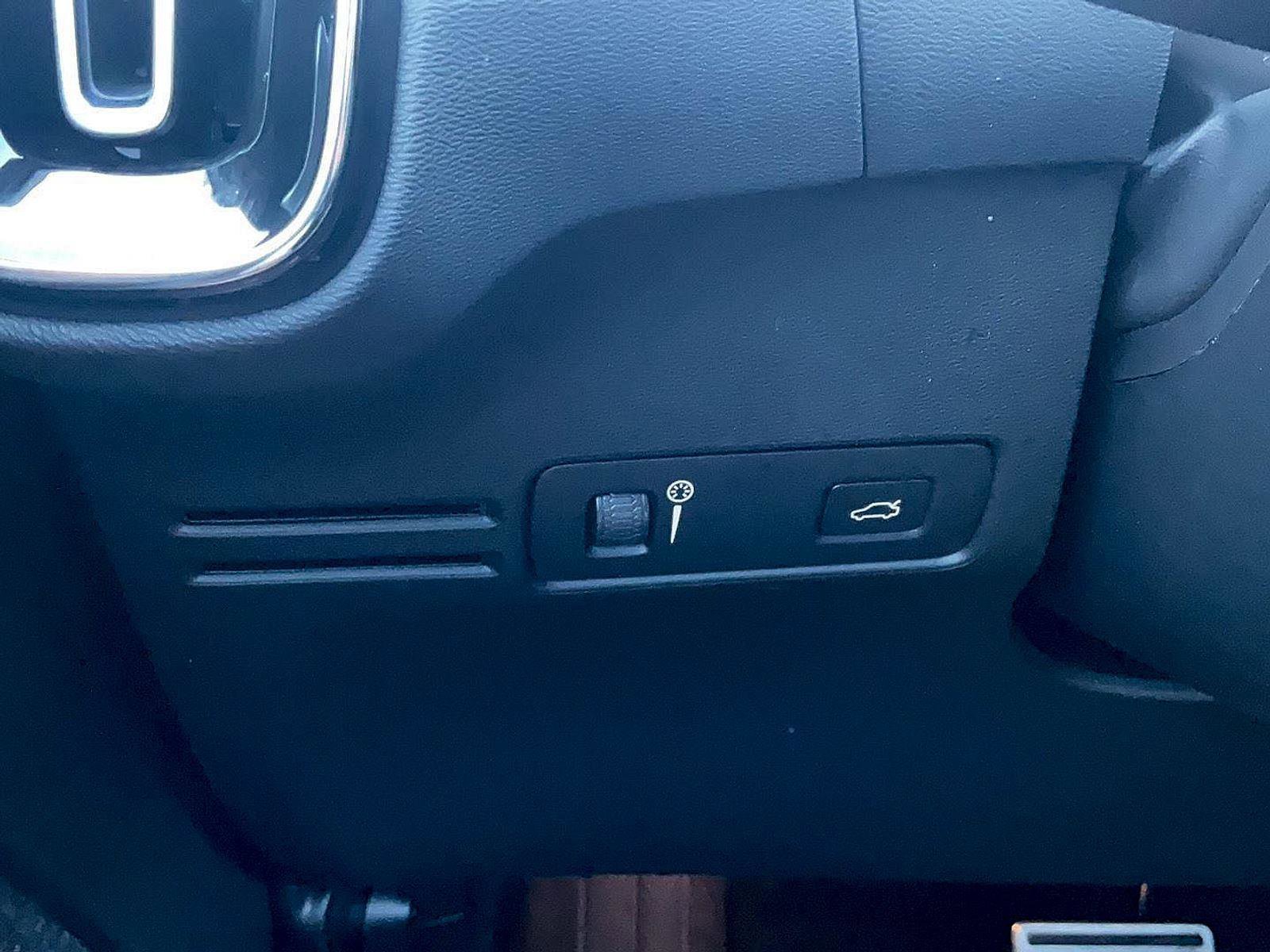 Used 2021 Volvo XC40 P8 Recharge w/ Advanced Package image 21