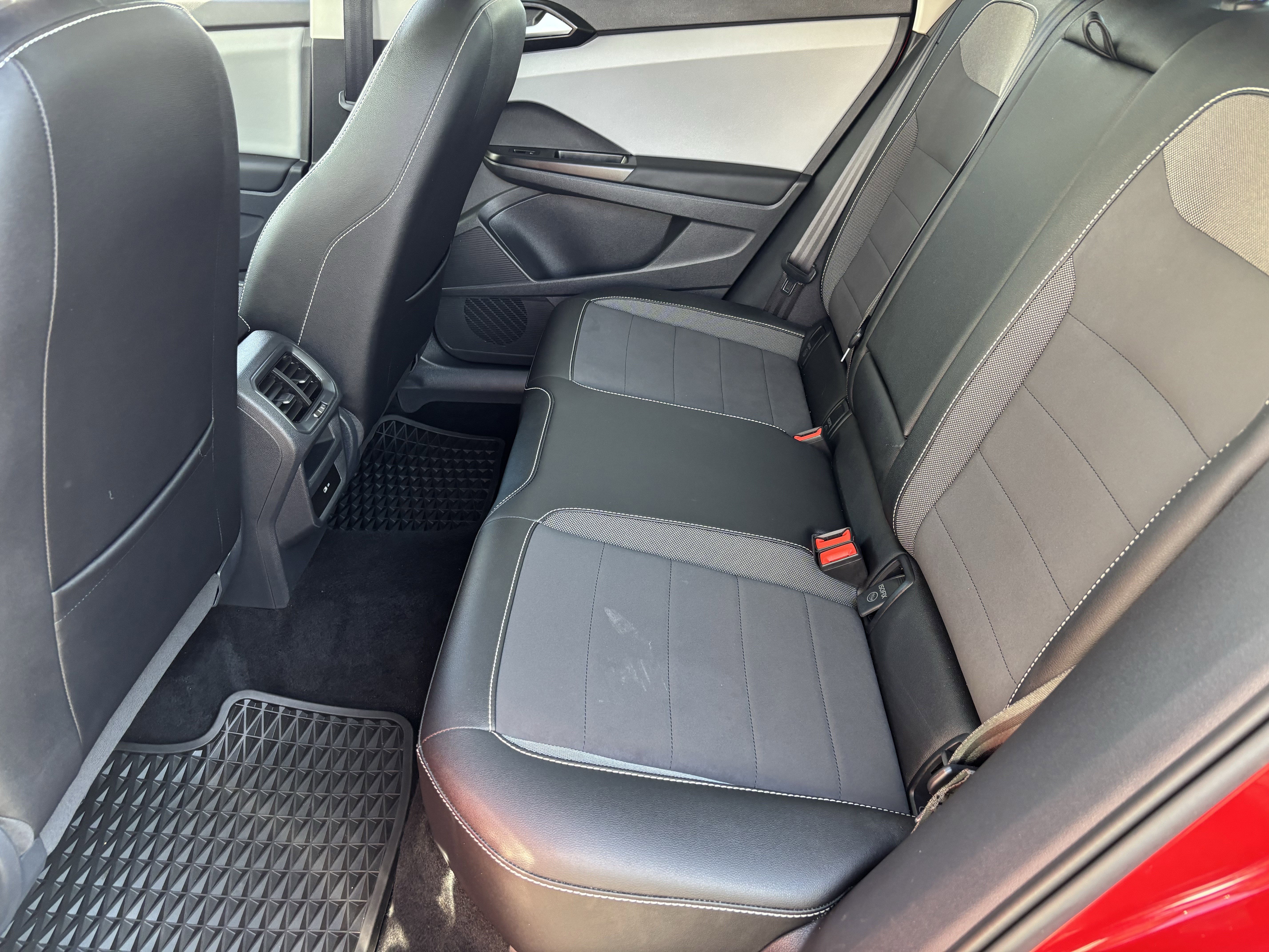 Certified 2022 Volkswagen Taos SE w/ Panoramic Sunroof Package image 15