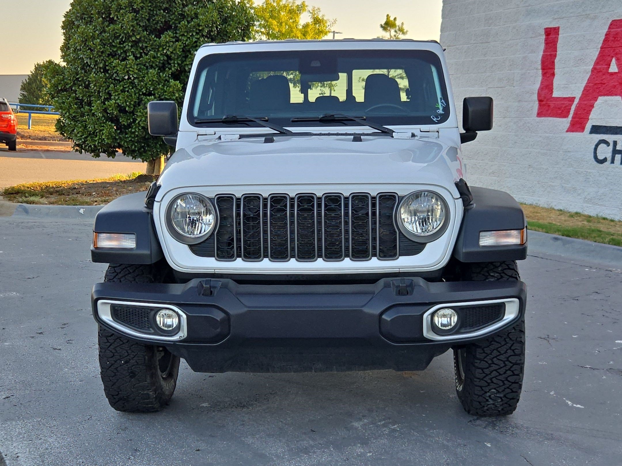 Used 2025 Jeep Gladiator Sport AWD/4WD image 2
