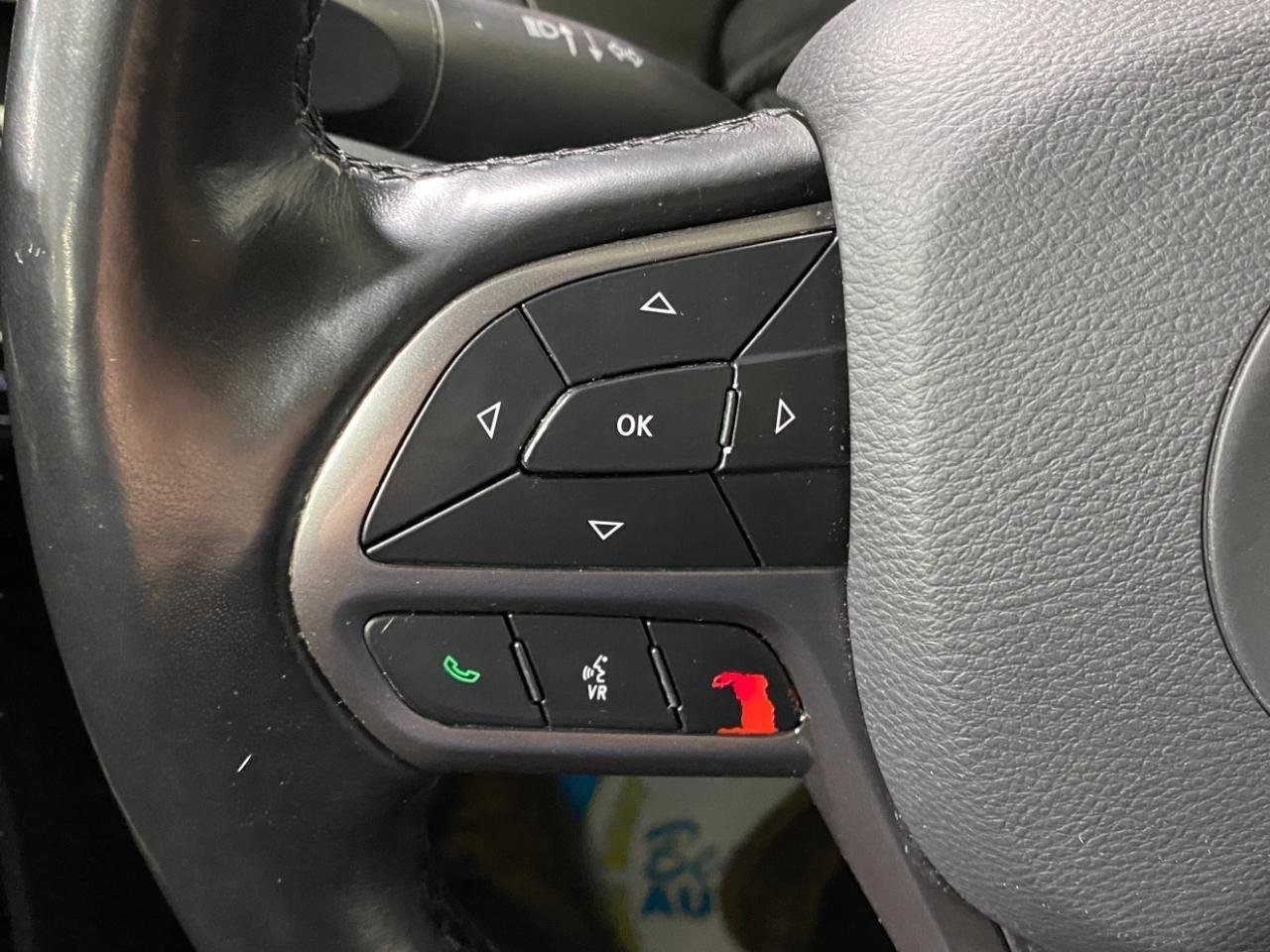 Used 2021 Jeep Cherokee Latitude Lux w/ Comfort/Convenience Group AWD/4WD image 18