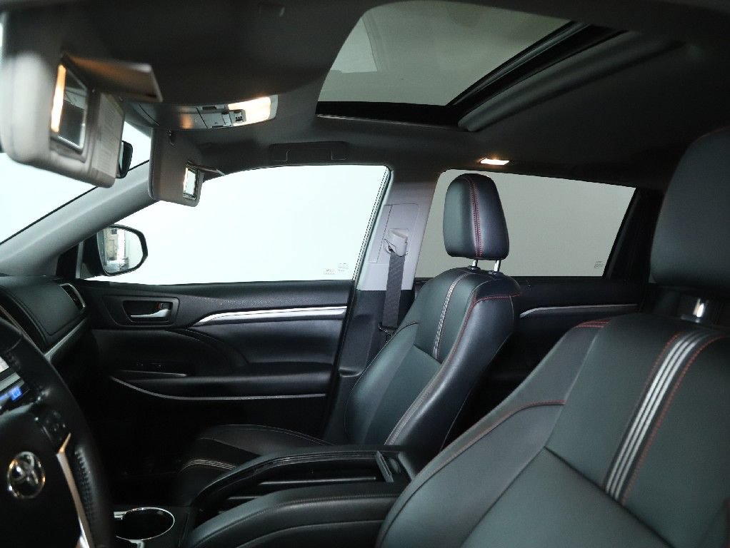 Used 2019 Toyota Highlander SE w/ Nightshade Edition AWD/4WD image 21